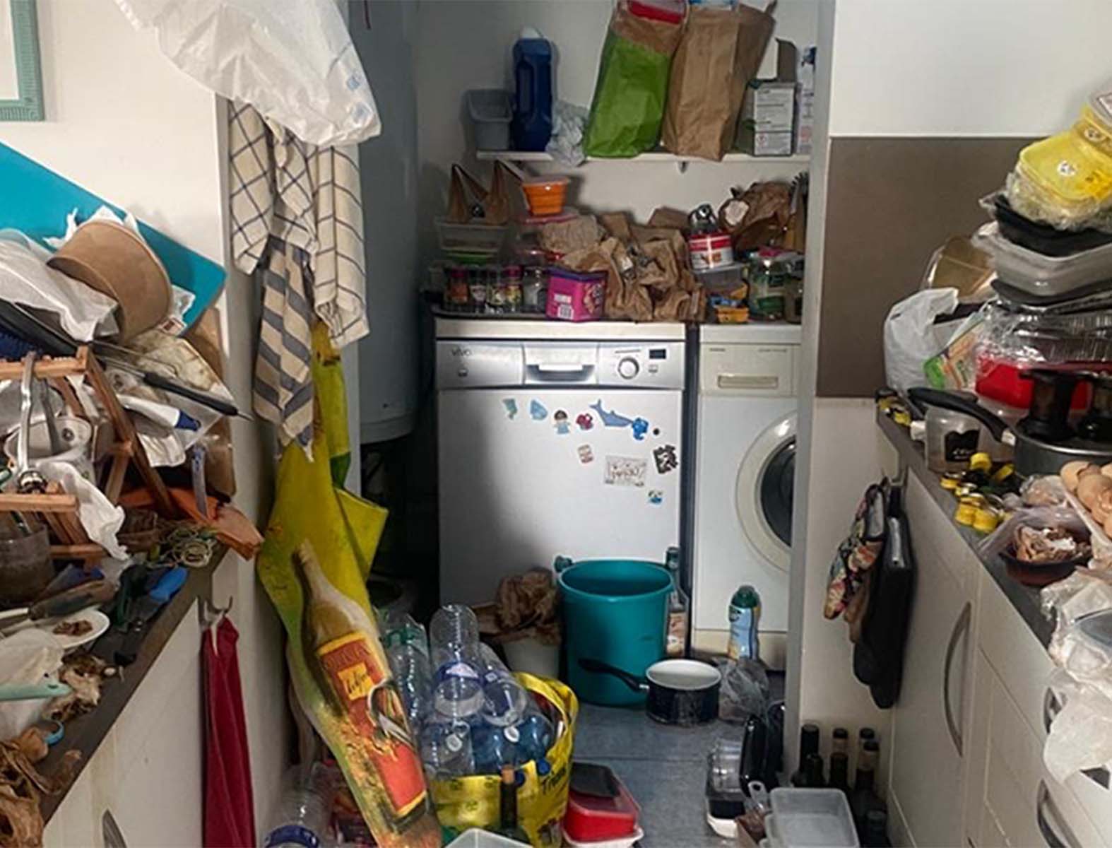 Cuisine avant nettoyage Diogène – Propreté 29 Bretagne Cuisine encombrée avant intervention Diogène à Quimper – Bretagne