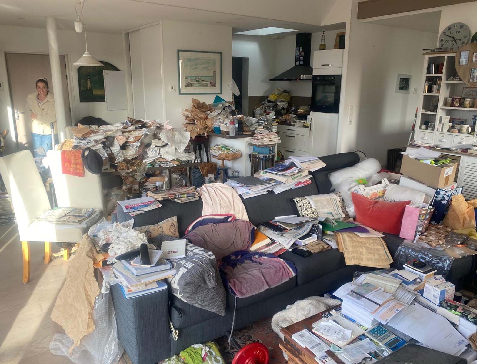 Nettoyage Diogène avant intervention Propreté 29 – Quimper Bretagne Salon encombré avant intervention nettoyage Diogène à Quimper en Bretagne